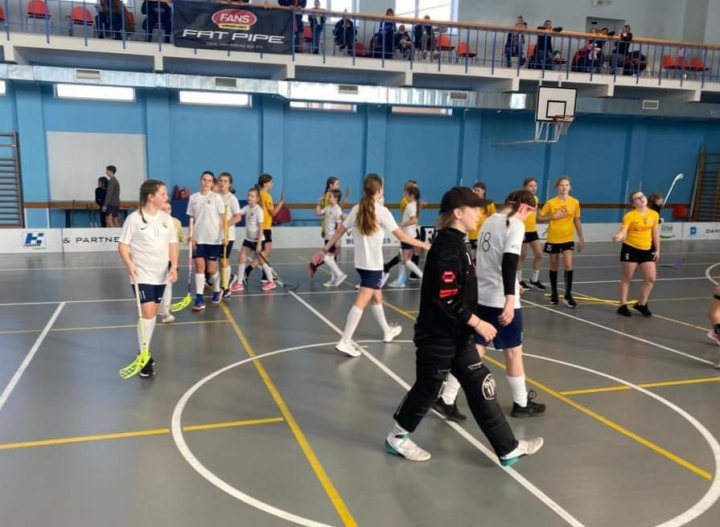 Pēc sabraukuma Cēsīs Dienvidkurzemes Sporta skolas U12 meiteņu florbola komanda pretendē uz medaļām