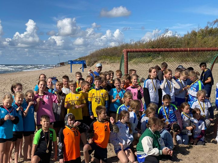9. augustā DKSS/Vaiņode U13 handbola komandas meitenes devās uz Klaipēdu, lai aizvadītu starptautisku turnīru pludmales handbolā.