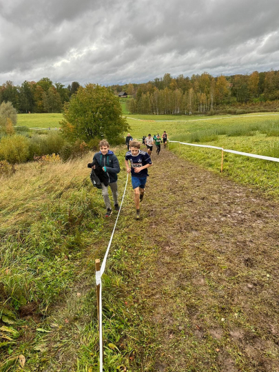 Dienvidkurzemes Sporta skolas audzēkņi Āraišos startē LATVIJAS ČEMPIONĀTĀ KROSĀ.