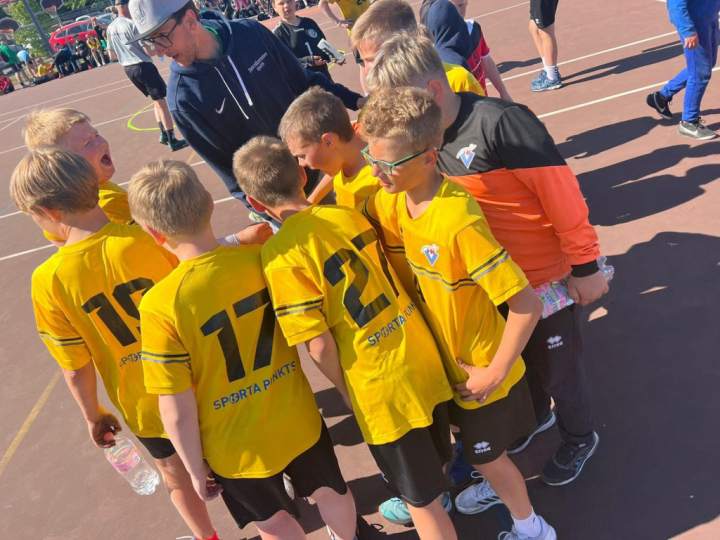 Izmēģini jaunu sporta veidu – Street handbolu Grobiņā!