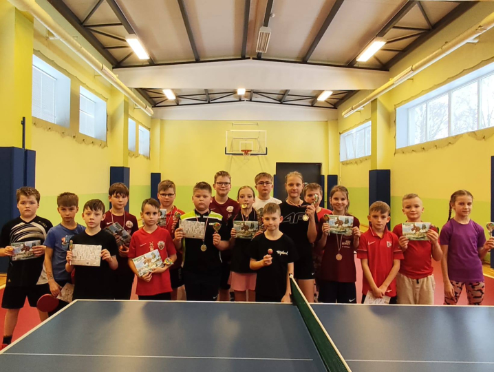 Galda tenisisti sacenšas sacensībās 