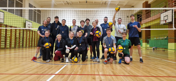 Durbē aizvadīts vienas dienas MIX volejbola turnīrs