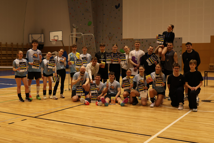 Ar jaudīgu kausa izcīņu Nīcas sporta hallē aizvadīts volejbola turnīrs “VOLEJBUMS 4. posms”