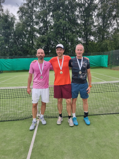Spraigās cīņās aizvadīts Pāvilostas Atklātā čempionāta tenisā un padel tenisā otrais posms