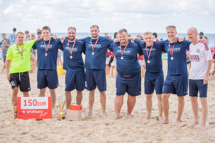 Pāvilostas pludmales futbolisti izcīna sudrabu Jūrmalas kausā