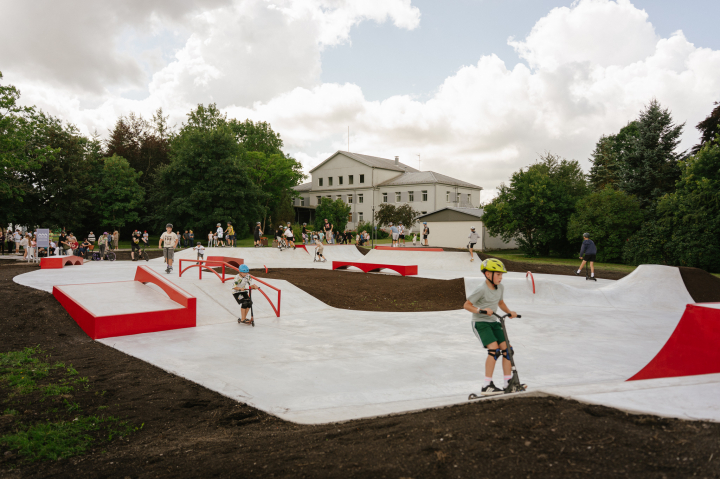 Aizputē atklāts betona skeitparks