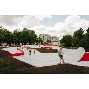 Aizputē atklāts betona skeitparks