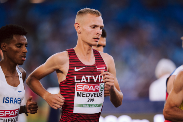 Aizputnieks Artūrs Niklāvs Medveds sasniedz jaunu Latvijas rekordu jūdzes skrējienā