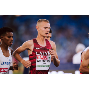 Aizputnieks Artūrs Niklāvs Medveds sasniedz jaunu Latvijas rekordu jūdzes skrējienā
