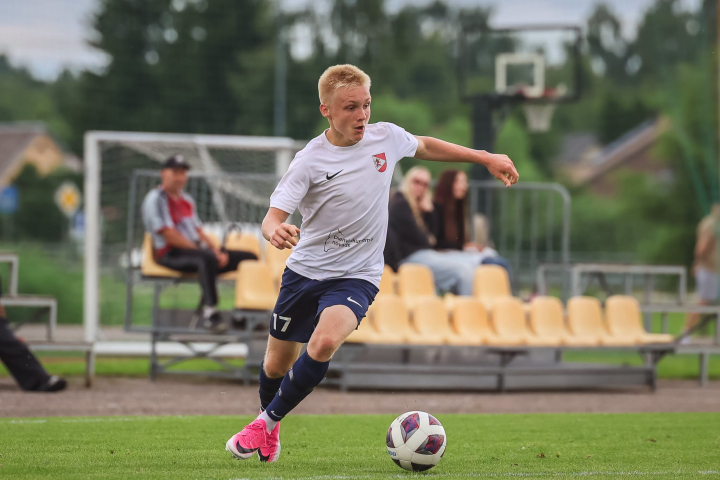  Divas futbola komandas nodrošina vietu finālposmos