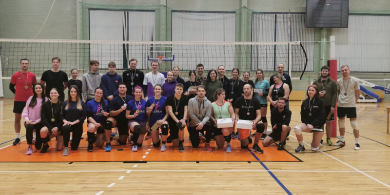 Volejbola MIX turnīrs Priekulē pulcē kuplu skaitu dalībnieku